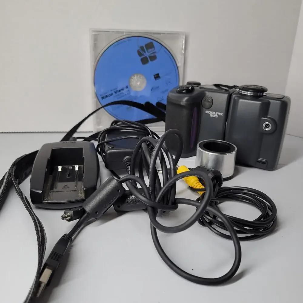 vintage Nikon Coolpi camera E995 no battery not tested